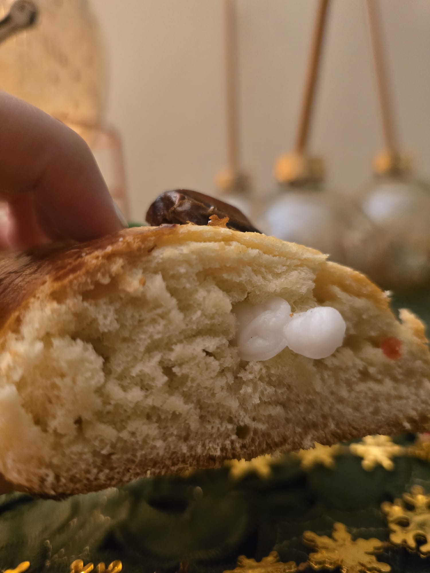 A picture of a rosca with plastic baby jesus inside.